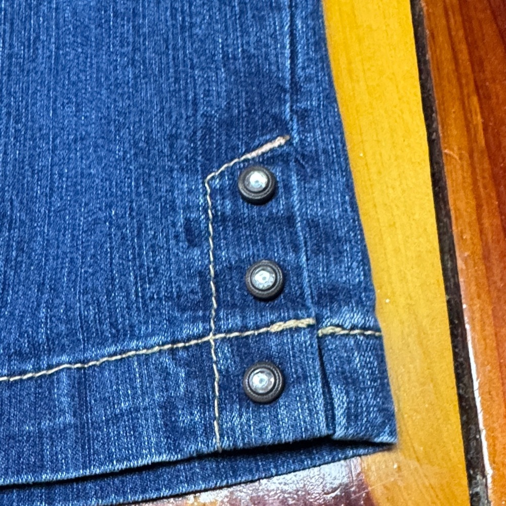 Bandolino Dark Blue Cropped Jeans. H10 - Picture 2 of 7